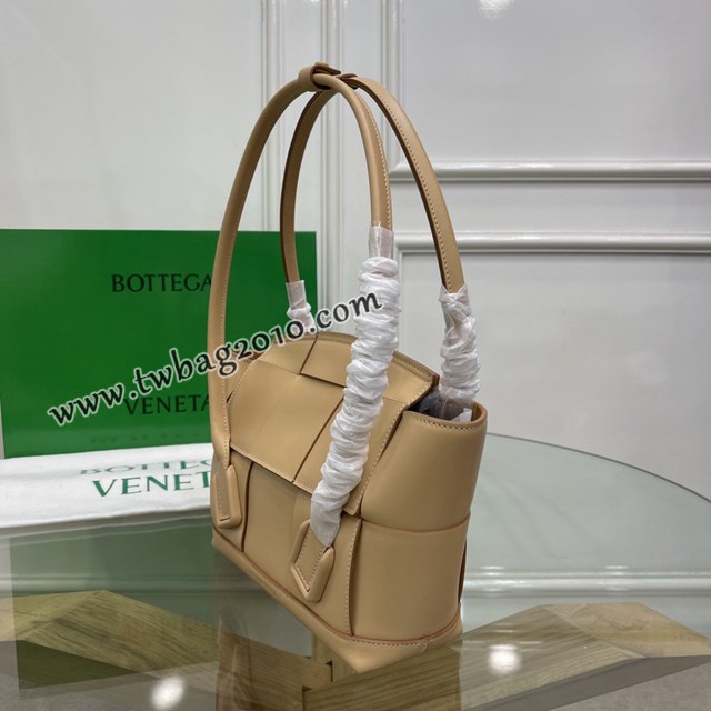 Bottega veneta高端女包 KF009 寶緹嘉爆款THE 杏仁色 ARCO編織款平紋牛皮手提包  BV經典款蝙蝠包  gxz1125